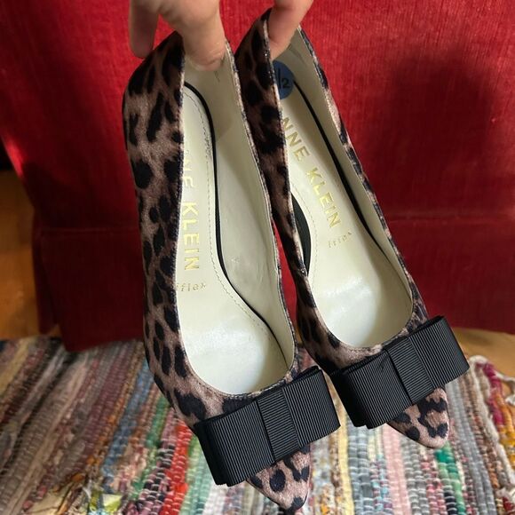 Anne Klein Animal Print Heels with Black Accent Size 6 - Picture 7 of 12